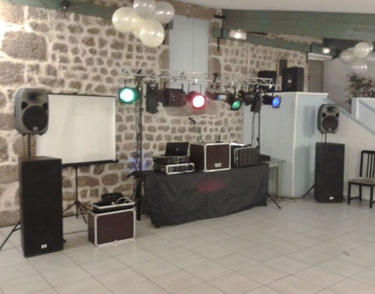 Se défouler lors de la fête avec un Dj